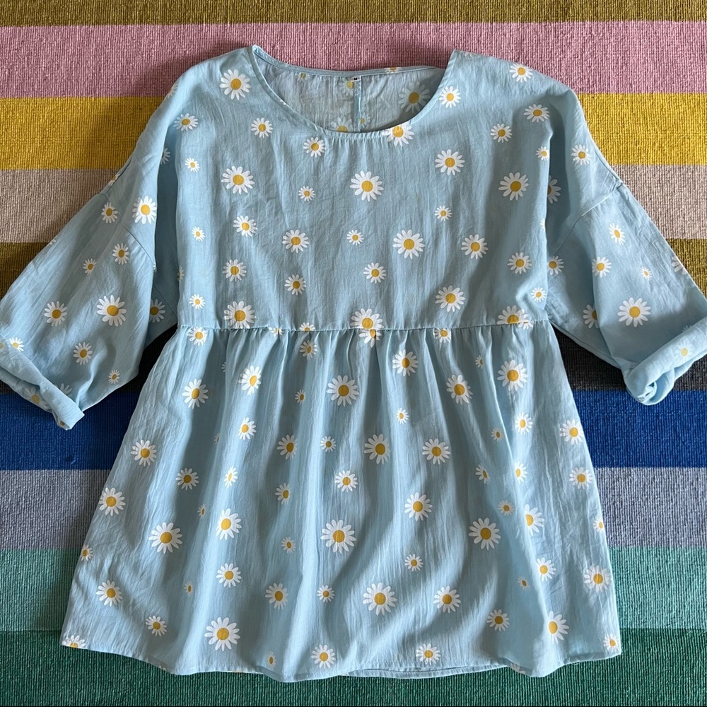 Daisy Print Peplum Top • Size M • Super cute!